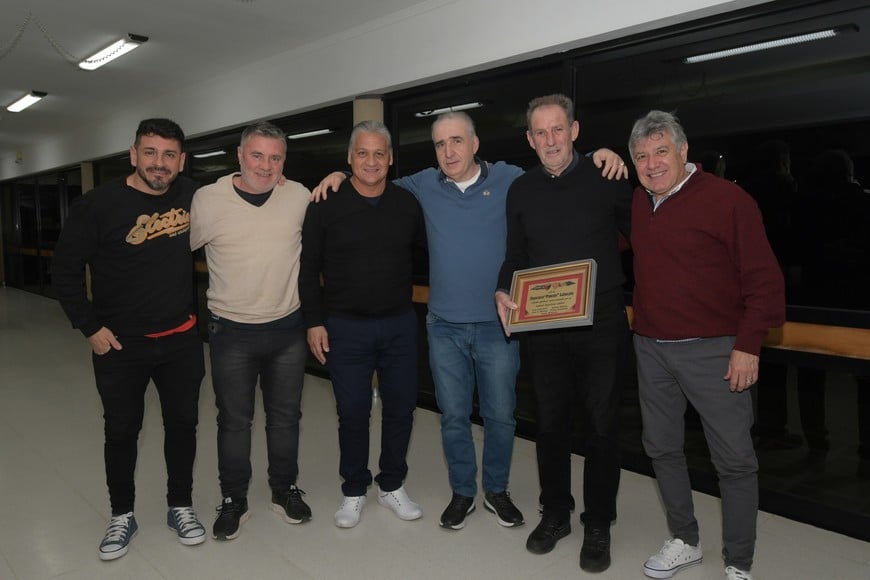 Francisco Lamolina junto a Ariel Sclafani, integrante de la Liga Profesional y glorias del fútbol santafesino: Paulo Rosales, Adrián "Chupete" Marini, Pedro Uliambre y Luis Abdeneve en las muy buenas instalaciones del CUEC. Crédito: Manuel Fabatía