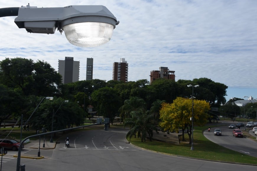 Una luminaria led en pleno microcentro de la ciudad. En los barrios, principalmente. está el problema de la oscuridad.