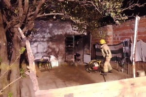 Los bomberos asegurando el lugar para evitar réplicas.