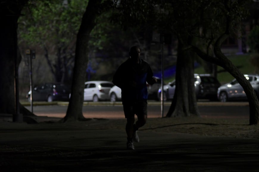 Vereda. A tientas camina la gente sobre la costanera, que está a oscuras.

Manuel Fabatía.