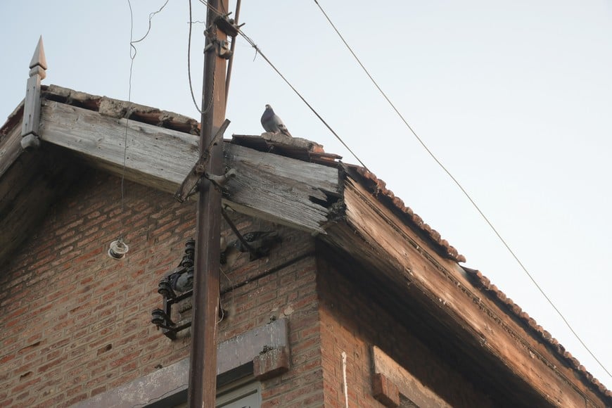 Uno de los problemas son las costosas cenefas de madera francesa. Por eso, desde la vecinal solicitan ayudas económicas, pues la intención es respetar la construcción original.