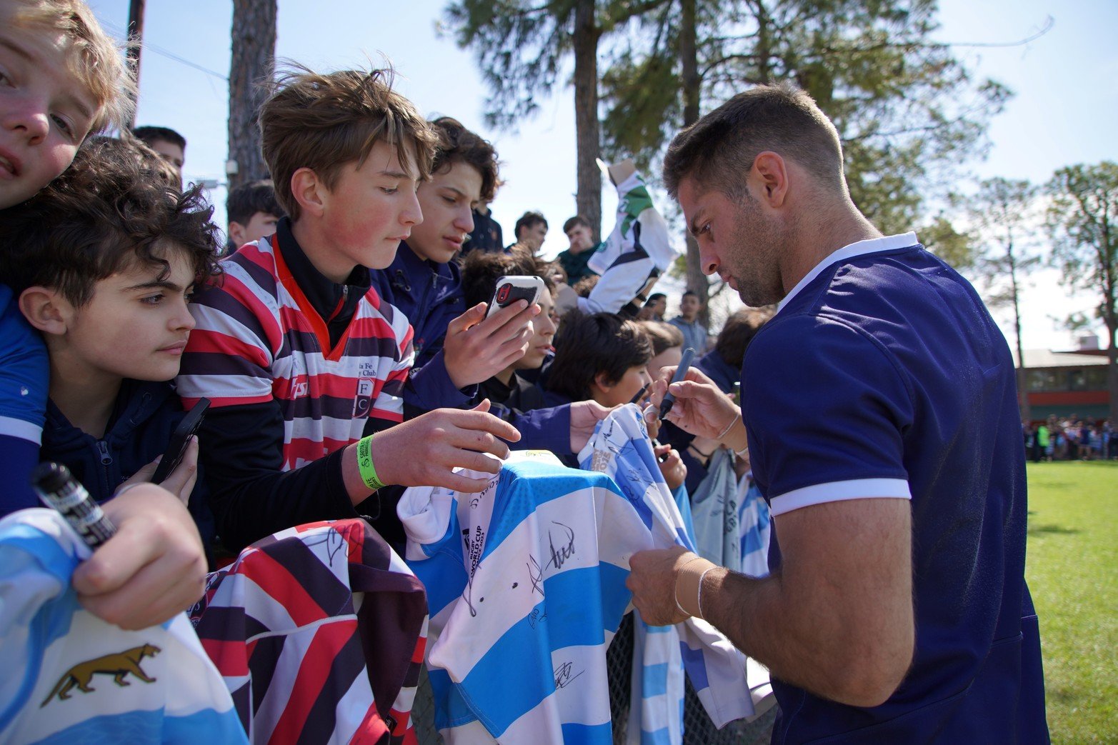 Los Pumas se sacaron fotos y firmaron autógrafos en el entrenamiento de este miércoles en Santa Fe. 