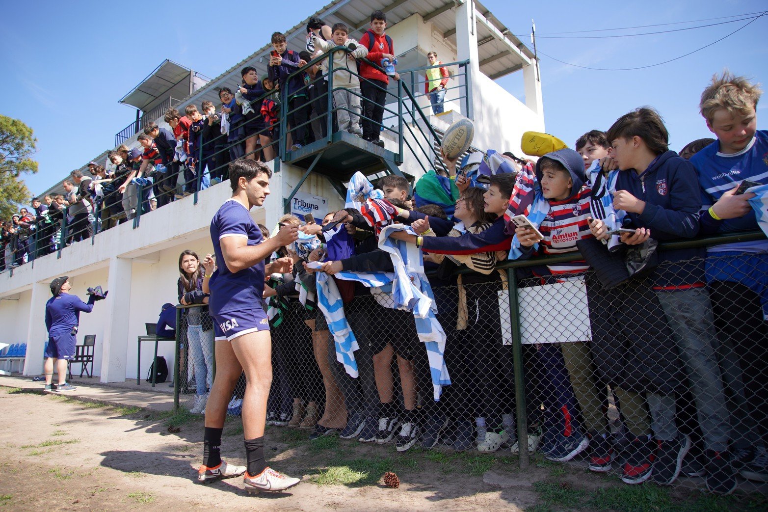 Los Pumas se sacaron fotos y firmaron autógrafos en el entrenamiento de este miércoles en Santa Fe. 