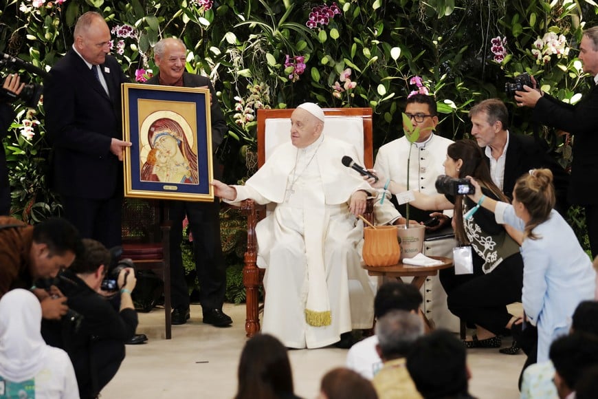 Pope Francis is presented with a gift at the Graha Pemuda Youth Centre in Jakarta, Indonesia, 04 September 2024.  BAGUS INDAHONO/Pool via REUTERS