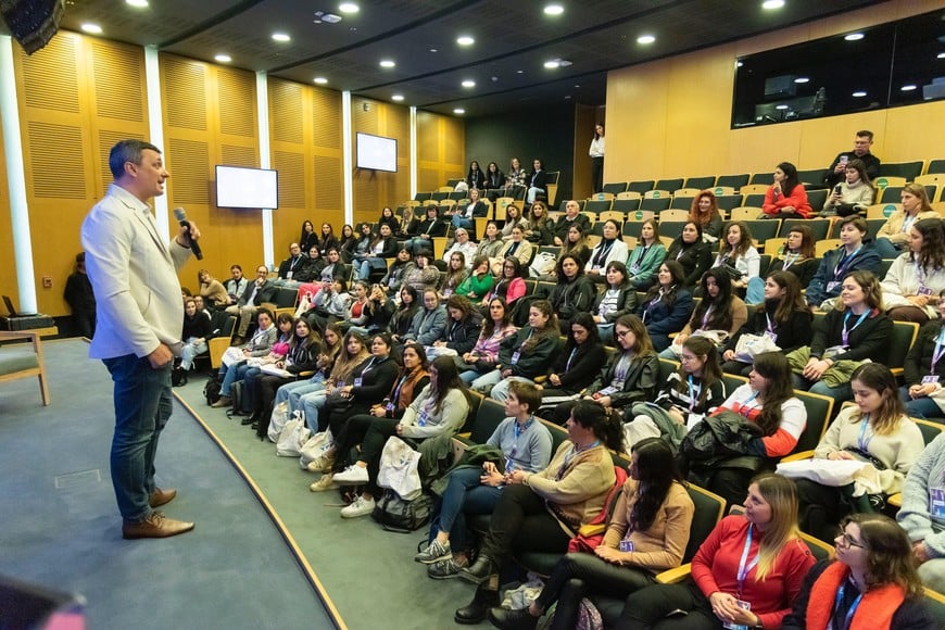 Gustavo Schiappacasse, Director Ejecutivo de Fundación YPF, en el evento de entrega de diplomas.