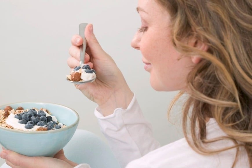 Para el desayuno y la merienda, la profesional sugirió añadir frutas y alguna fuente de carbohidratos o proteínas.