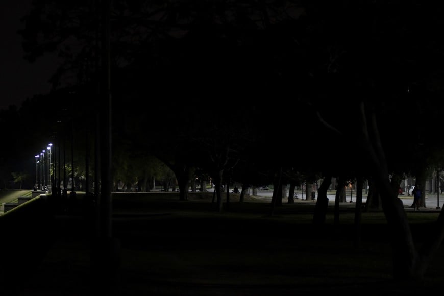 Vereda. A tientas camina la gente sobre la costanera, que está a oscuras.

Manuel Fabatía.