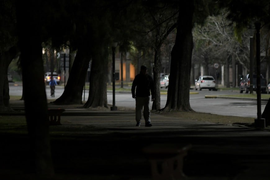 Vereda. A tientas camina la gente sobre la costanera, que está a oscuras.

Manuel Fabatía.