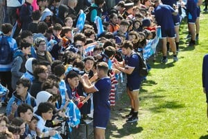 Los Pumas firmaron autógrafos y se sacaron fotos con los fanáticos. Crédito: Fernando Nicola