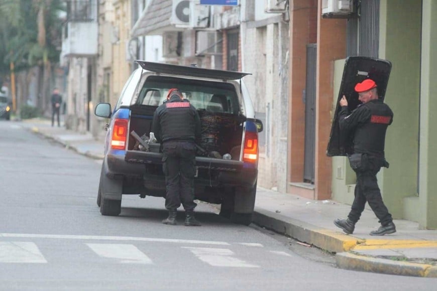 La policía cortó el tránsito para realizar las tareas protocolares. Foto: Guillermo Di Salvatore