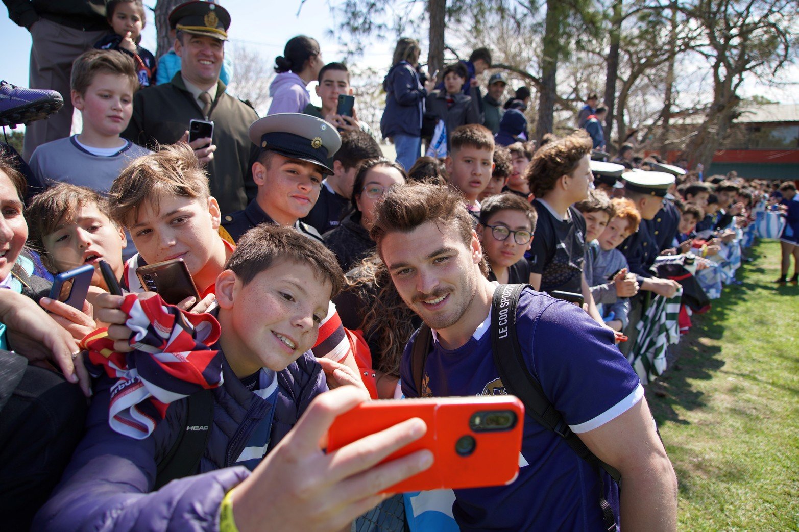 Los Pumas se sacaron fotos y firmaron autógrafos en el entrenamiento de este miércoles en Santa Fe. 