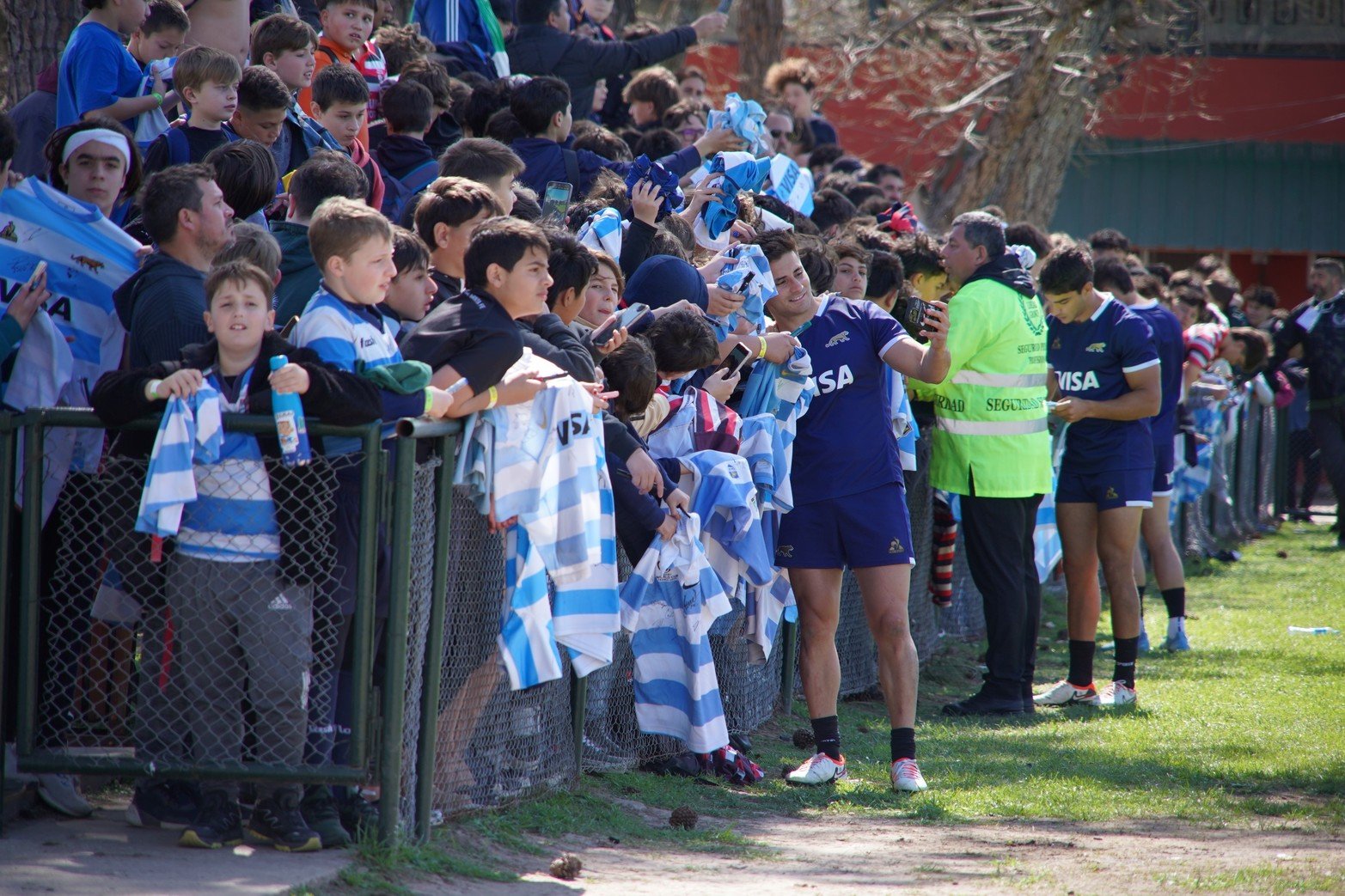 Los Pumas se sacaron fotos y firmaron autógrafos en el entrenamiento de este miércoles en Santa Fe. 