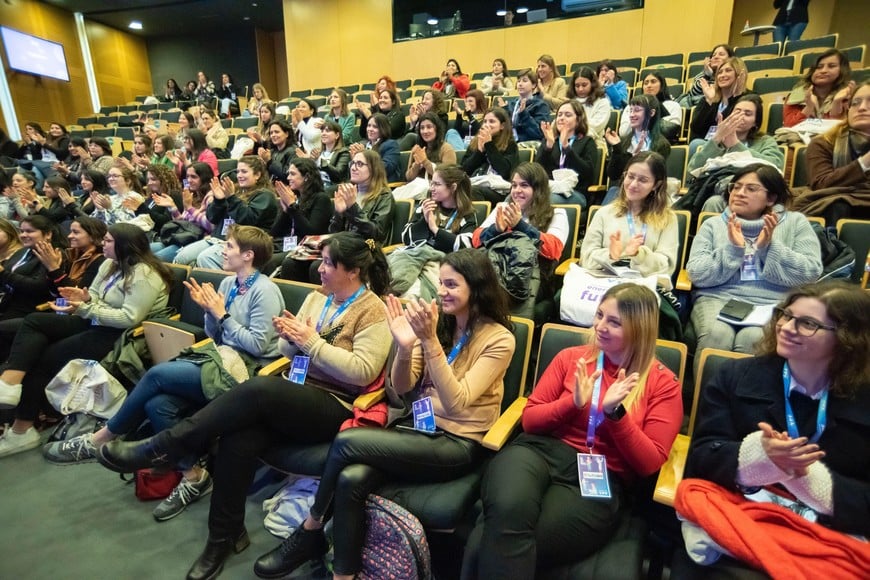 El programa tiene por objetivo apoyar a las mujeres para que adquieran habilidades digitales que les permitan convertirse en creadoras de tecnología.