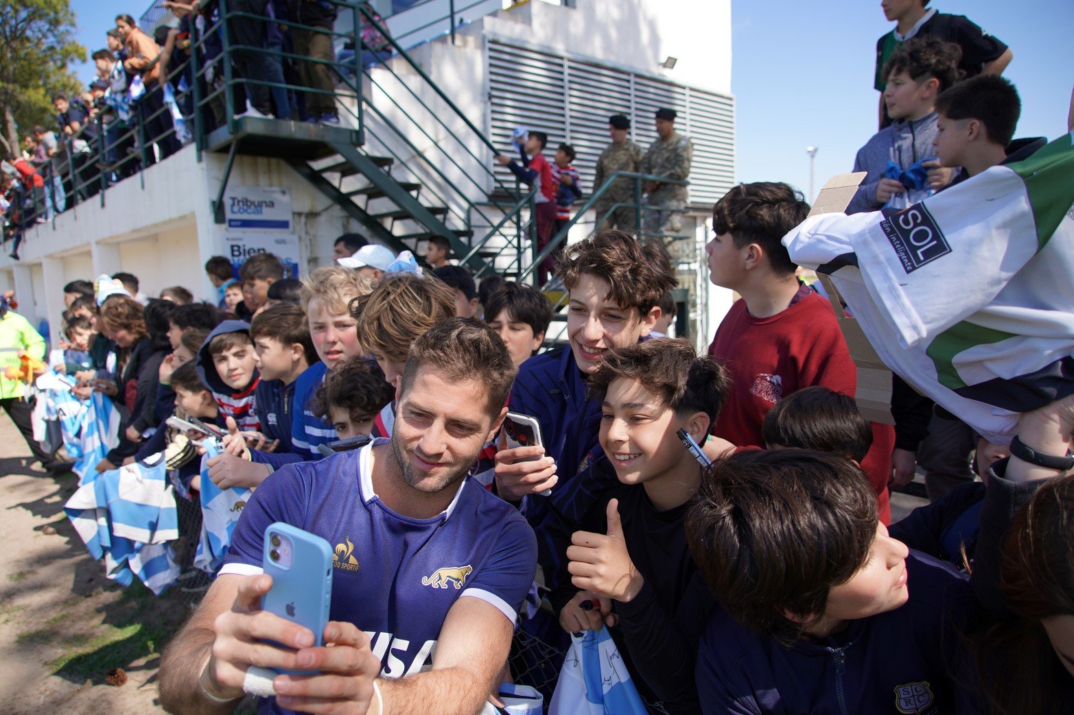 Los Pumas se sacaron fotos y firmaron autógrafos en el entrenamiento de este miércoles en Santa Fe. 