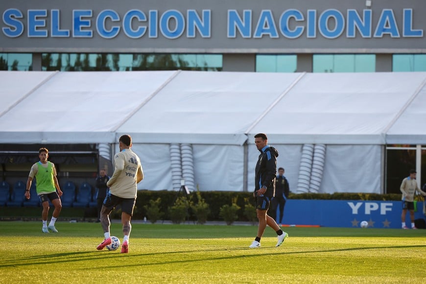 Soccer Football - World Cup - South American Qualifiers - Argentina training - Lionel Andres Messi Training Ground, Buenos Aires, Argentina - September 3, 2024
Argentina coach Lionel Scaloni is seen during training REUTERS/Agustin Marcarian