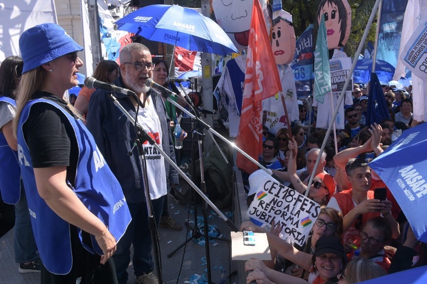 Desde un palco montado en la explanada, los manifestantes esperaron el resultado del Senado.  Crédito: Luis Cetraro