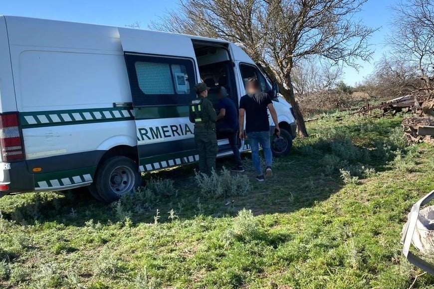 Rescatan a tres santiagueños que vivían en un colectivo abandonado, en un campo de Córdoba