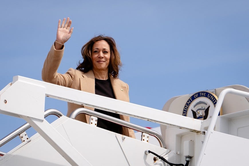 Vice President Kamala Harris boards Air Force Two at Joint Base Andrews in Maryland on September 4, 2024.    Erin Schaff/Pool via REUTERS