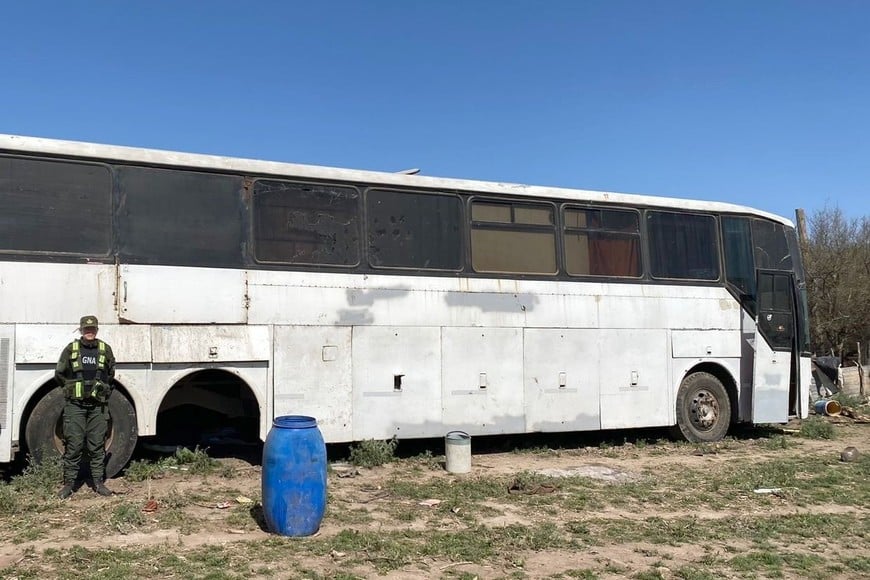 Rescatan a tres santiagueños que vivían en un colectivo abandonado, en un campo de Córdoba