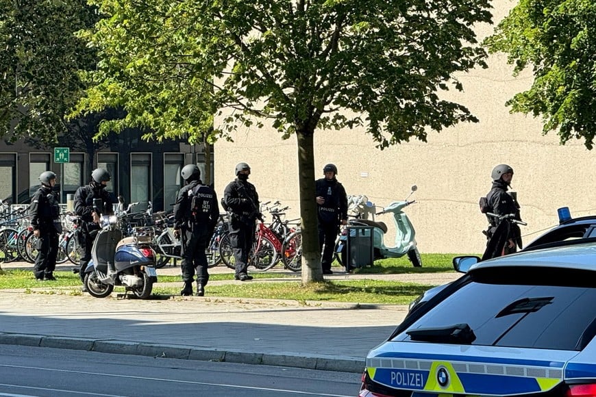 Police secures the area after German police opened fire on a suspect after seeing someone who appeared to be carrying a gun near the Israeli consulate and a Nazi history museum in central Munich, Germany, September 5, 2024.     REUTERS/vifogra/Paul