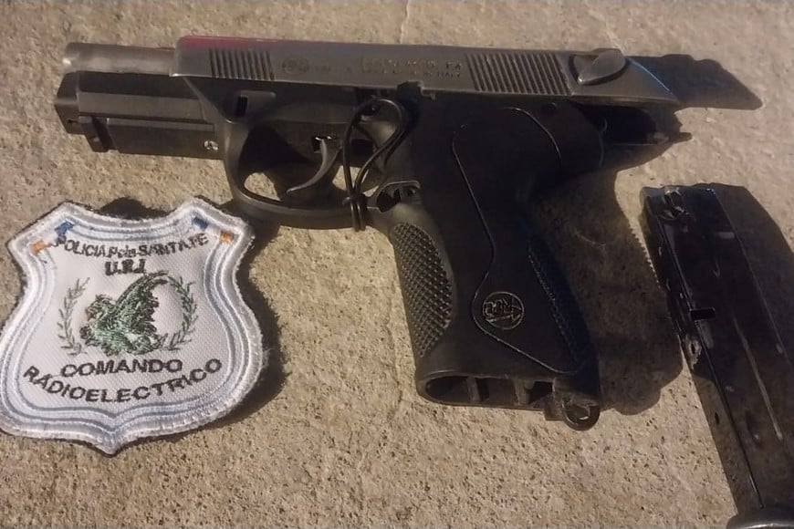 Los uniformados también secuestraron una pistola 9 milímetros.