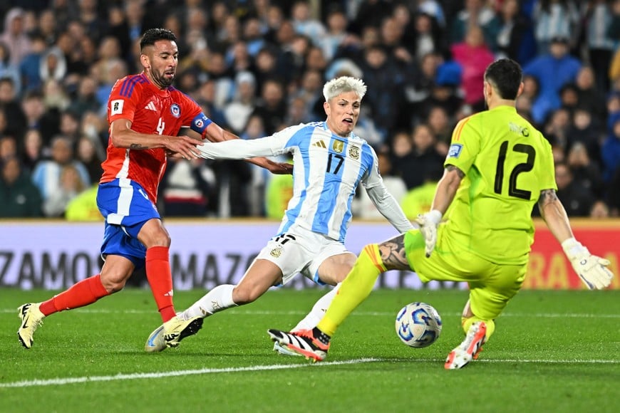 Soccer Football - World Cup - South American Qualifiers - Argentina v Chile - Estadio Mas Monumental, Buenos Aires, Argentina - September 5, 2024
Argentina's Alejandro Garnacho shoots at goal REUTERS/Rodrigo Valle