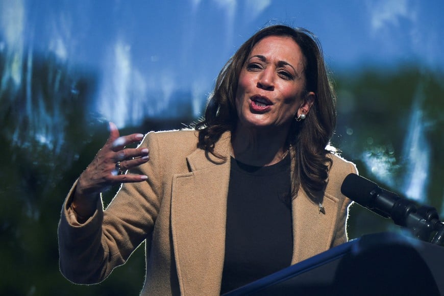 FILE PHOTO: Democratic presidential nominee and U.S. Vice President Kamala Harris speaks behind a protective glass during a campaign stop in North Hampton, New Hampshire, U.S. September 4, 2024. REUTERS/Brian Snyder/File Photo