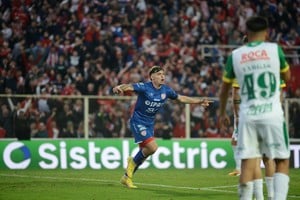 ¡Lo grita de corazón!. Uno de los festejos de Jerónimo Dómina con la camiseta del Tate en la Primera División del fútbol argentino y en su querido 15 de Abril. A pesar que el "Kily" no lo pone tanto en los últimos tiempos, quiere quedarse a pelearla en el club de sus amores. Crédito: Luis Cetraro