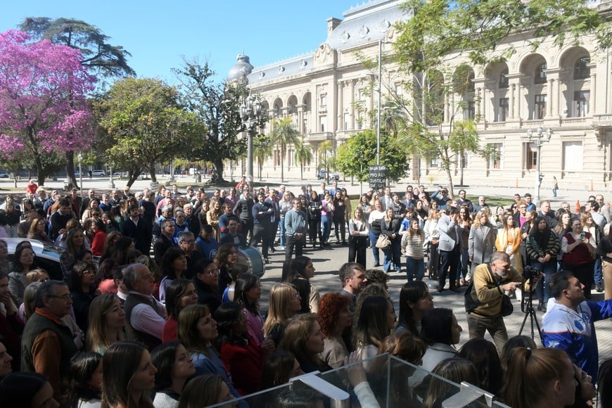 Trabajadores judiciales se concentraron primero en el hall de Tribunales, y luego en las escalinatas y en la plaza. También efectuaron presentaciones formales. Crédito: Guillermo Di Salvatore