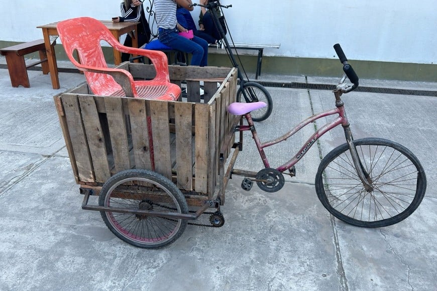 Partes de bicicletas viejas, sillones y sillas que no servían más, caños de distinto tipo tanto de agua como de gas, botellas, maderas. Todo fue reutilizado para hacer los proyectos. Crédito: Gentileza