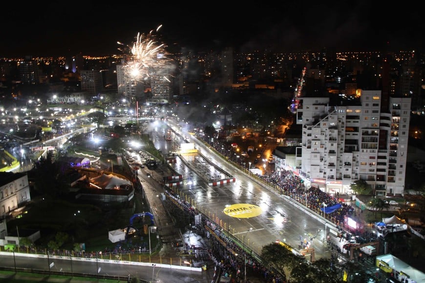 Las avenidas Alem y 27 de Febrero transformadas en un circuito callejero. Un evento que marcó época en la ciudad. Foto: Archivo El Litoral / Mauricio Garín