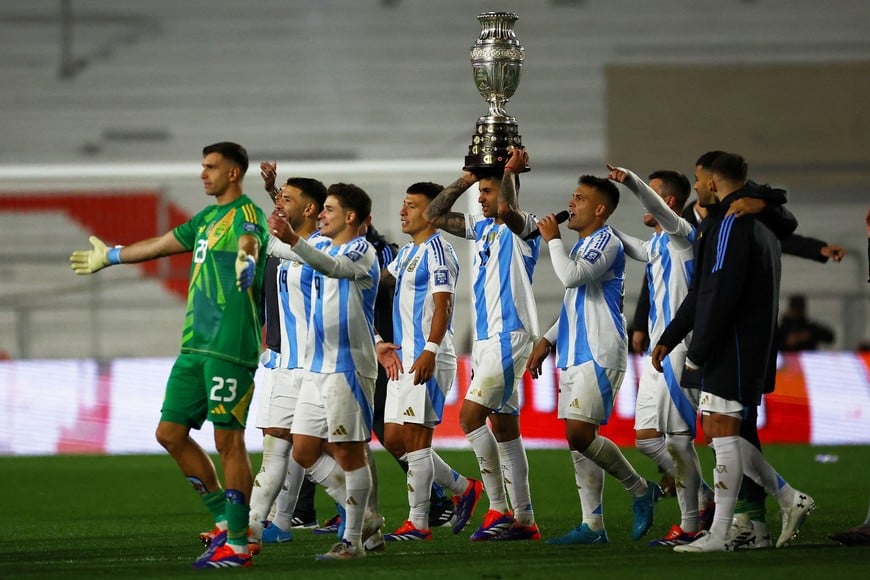 Soccer Football - World Cup - South American Qualifiers - Argentina v Chile - Estadio Mas Monumental, Buenos Aires, Argentina - September 5, 2024
Argentina's Cristian Romero with teammates celebrate with the Copa America's trophy after the match REUTERS/Agustin Marcarian