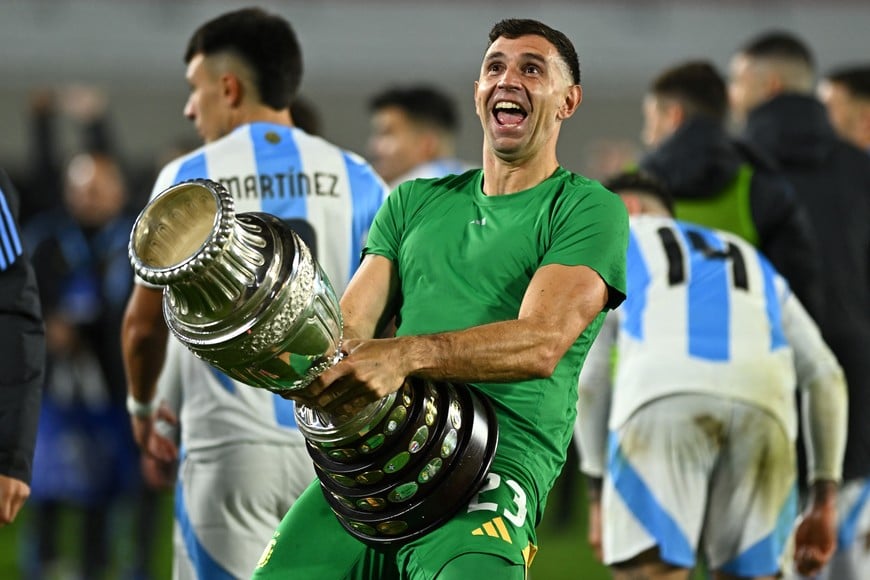 Soccer Football - World Cup - South American Qualifiers - Argentina v Chile - Estadio Mas Monumental, Buenos Aires, Argentina - September 5, 2024
Argentina's Emiliano Martinez celebrates with the Copa America's trophy after the match REUTERS/Rodrigo Valle