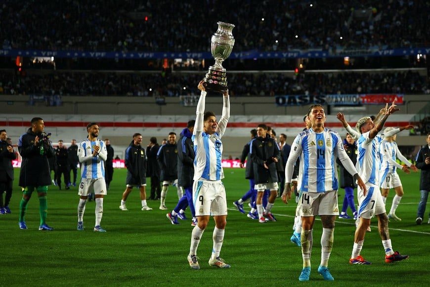 Soccer Football - World Cup - South American Qualifiers - Argentina v Chile - Estadio Mas Monumental, Buenos Aires, Argentina - September 5, 2024
Argentina's Julian Alvarez with teammates celebrate with the Copa America's trophy after the match REUTERS/Agustin Marcarian