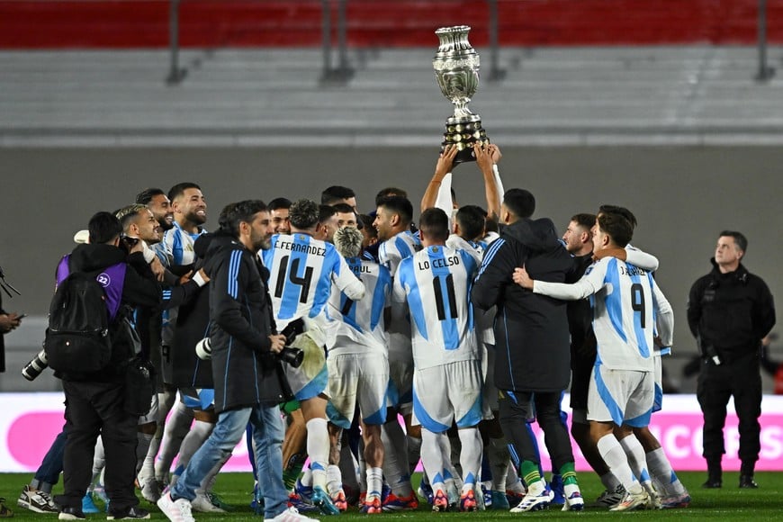 Soccer Football - World Cup - South American Qualifiers - Argentina v Chile - Estadio Mas Monumental, Buenos Aires, Argentina - September 5, 2024
Argentina's Emiliano Martinez with teammates celebrate with the Copa America's trophy after the match REUTERS/Rodrigo Valle