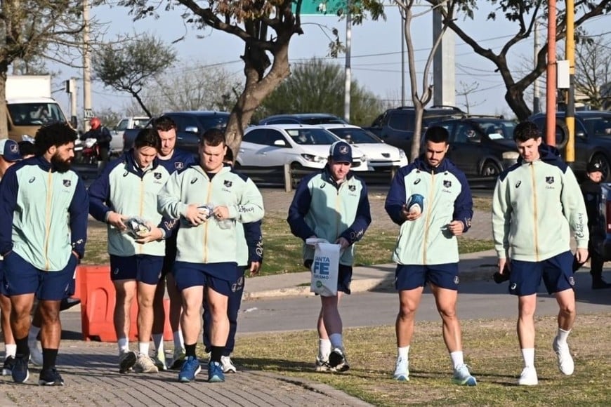 Los jugadores australianos jugaron un rato con los infantes. Foto: Flavio Raina.