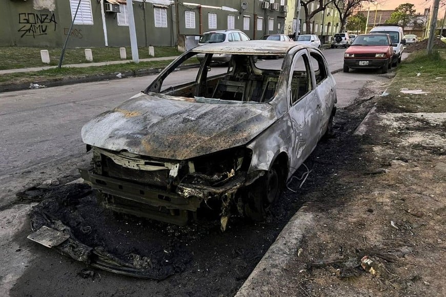 El automóvil resultó con daños totales.