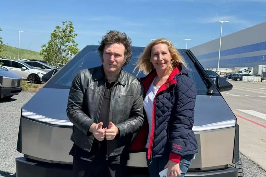 Junto a su hermana y secretaria General de la Presidencia Karina Milei, quien lo acompañó en casi todas sus salidas al exterior. En la foto, durante la visita a la fábrica de Tesla.