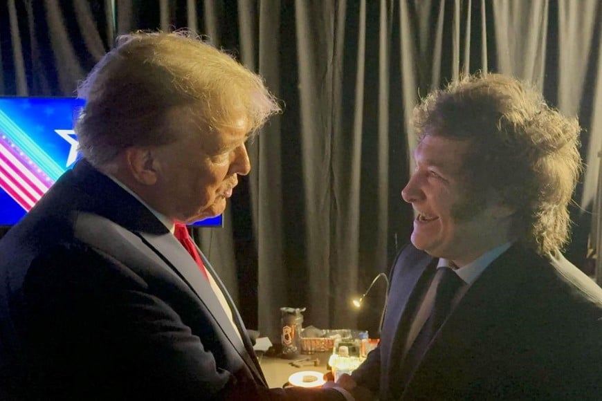 La foto más buscada. En Estados Unidos, junto al ex presidente de Estados Unidos Donald Trump, en la reunión de Acción Política Conservadora.