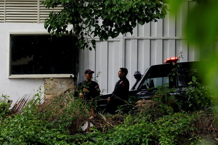 Bolivarian National Intelligence Service (SEBIN) guard the street of Argentine ambassador's residence  where six members of the opposition sought asylum after warrants were issued for their arrests in March, in Caracas, Venezuela September 7, 2024. REUTERS/Leonardo Fernandez Viloria