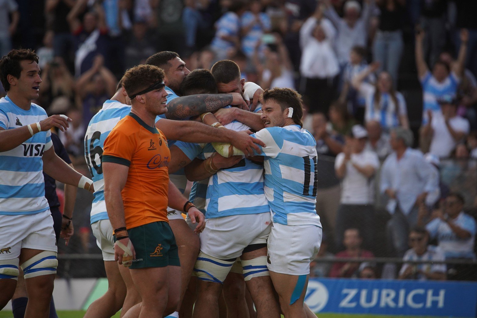 Festejos en un segundo tiempo histórico para los Pumas. 