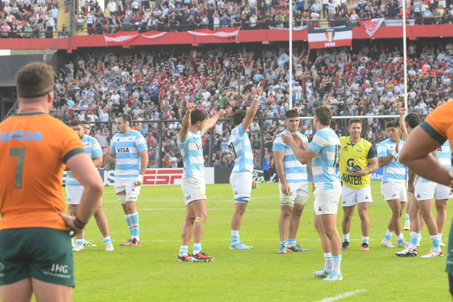 Los Pumas saludan a la hinchada que supo acompañar al equipo 