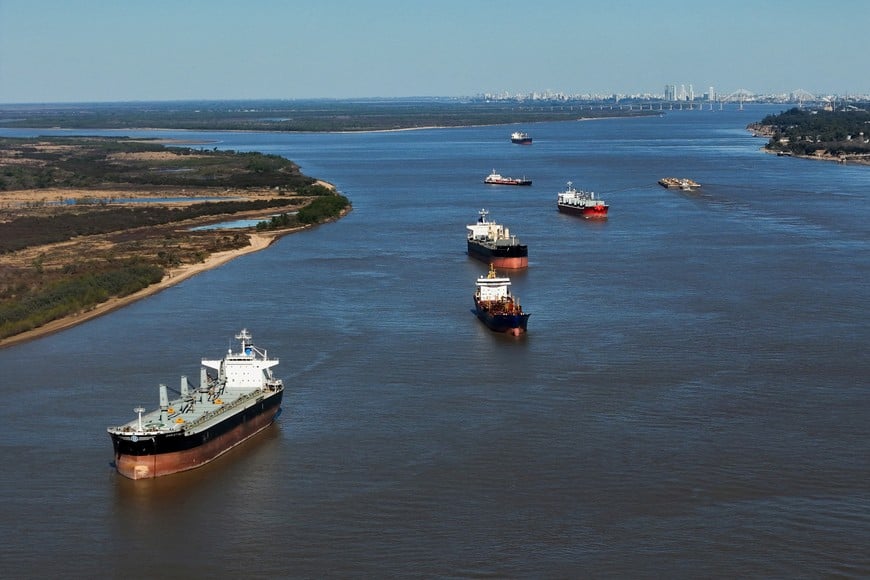 A drone view shows ships used to carry grains for export on the Parana River as an oilseed workers strike affects terminals, in Rosario, Argentina August 9, 2024. REUTERS/Matias Baglietto       hidrovia soja exportacion