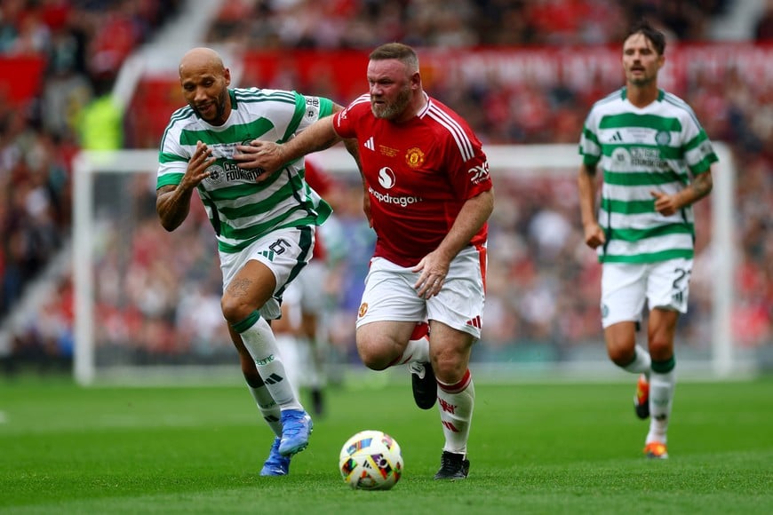 Soccer Football - Friendly Match - Manchester United Legends v Celtic Legends - Old Trafford, Manchester, Britain - September 7, 2024
Manchester United Legends' Wayne Rooney in action with Celtic Legends' Kelvin Wilson Action Images via Reuters/Lee Smith