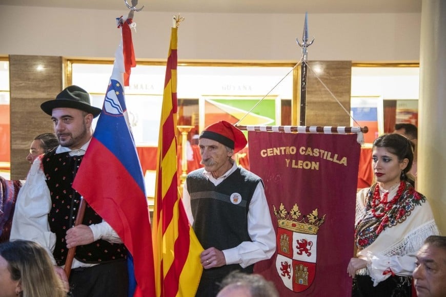 De esta manera, durante la noches 35 colectividades, en 22 sedes distintas, abrirán sus puertas para que rosarinas y rosarinos, además de visitantes, puedan degustar sus platos típicos y conocer más sobre su historia y sus tradiciones. También algunas colectividades ofrecerán la posibilidad de hacer pedidos por delivery y para retirar en su sede.