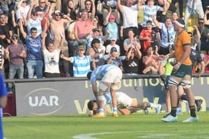 Try y festejo en la cancha de Colón. Foto: Flavio Raina