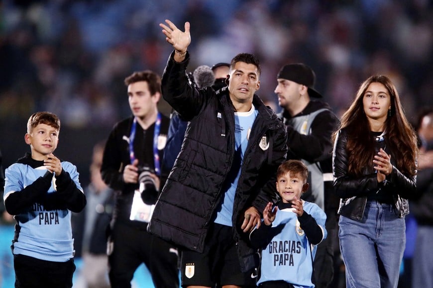 Soccer Football - World Cup - South American Qualifiers - Uruguay v Paraguay - Estadio Centenario, Montevideo, Uruguay - September 6, 2024
Uruguay's Luis Suarez, along with his family, receives a tribute after his final match with the national team. REUTERS/Mariana Greif     TPX IMAGES OF THE DAY