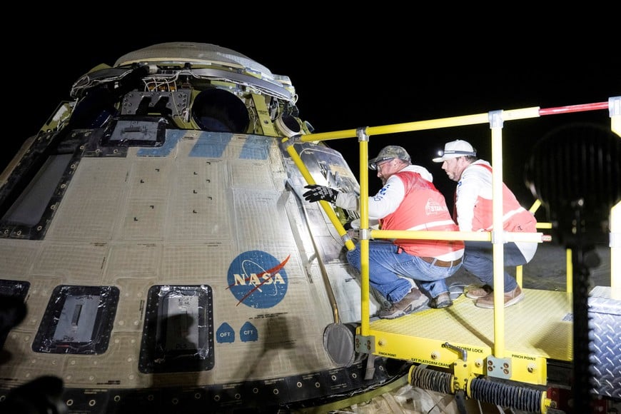 Boeing and NASA teams work around NASA's Boeing Crew Flight Test Starliner spacecraft after it landed uncrewed, at White Sands, New Mexico, U.S., September 6, 2024 Mountain Time (Sept. 7 Eastern Time). This approach allows NASA and Boeing to continue gathering testing data on the spacecraft. NASA/Aubrey Gemignani/Handout via REUTERS THIS IMAGE HAS BEEN PROVIDED BY A THIRD PARTY. MANDATORY CREDIT