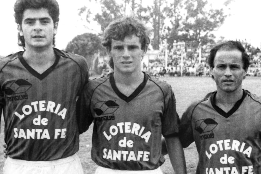 Daniel Mozas (autor del gol en el último triunfo de Colón), junto al Zurdo Verdirame y Raúl de la Cruz Chaparro. Crédito: Archivo El Litoral.