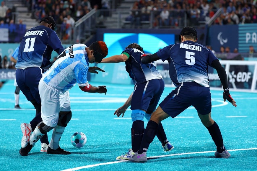 Paris 2024 Paralympics - Blind Football - Men's Gold Medal Match - France vs Argentina - Eiffel Tower Stadium, Paris, France - September 7, 2024
Maximiliano Espinillo of Argentina in action with Ahmed Tidiane Diakite of France, Hakim Arezki of France and Frederic Villeroux of France REUTERS/Kacper Pempel